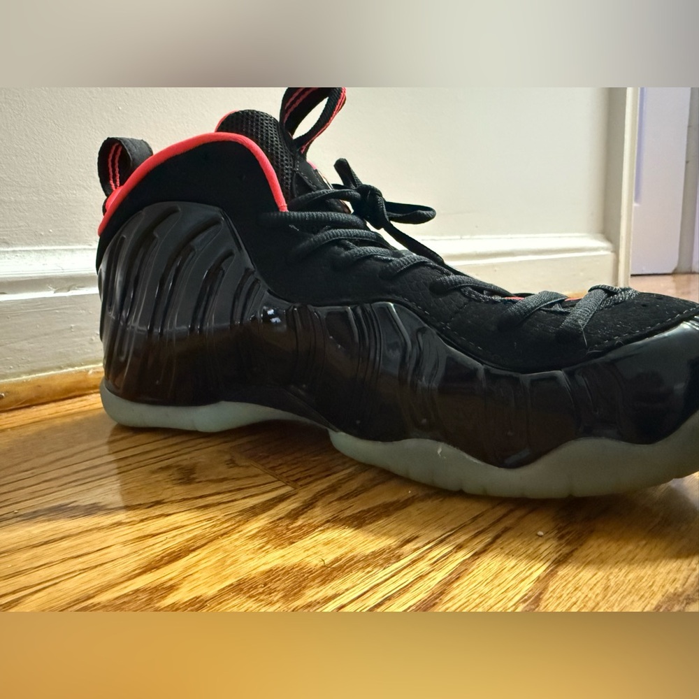Nike Black and Red Foamposite Pro Sneakers SIZE 9.5 - Picture 2 of 7